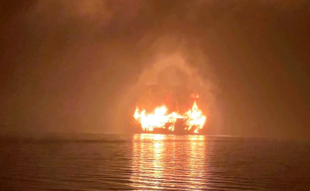 Tourist vessel catches fire in Ha Long Bay, all 41 rescued safely
